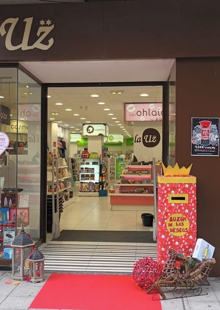 Los comerciantes de Laviana instalan un centenar de buzones para recoger las cartas a los Reyes Magos y Papá Noel