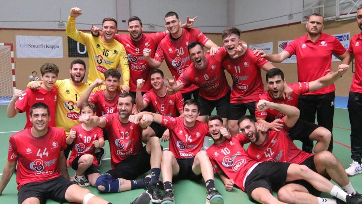 El Cajasur celebra el título del grupo F de la Primera Nacional de balonmano.