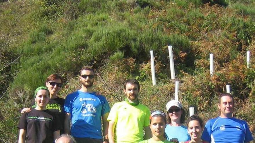 Montañeros de Lena participantes en la plantación de frutales en Somiedo.