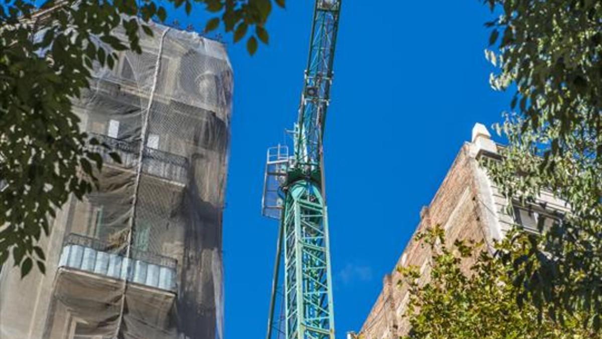 Obra de rehabilitación de un edificio de la calle de la Diputació, ayer.