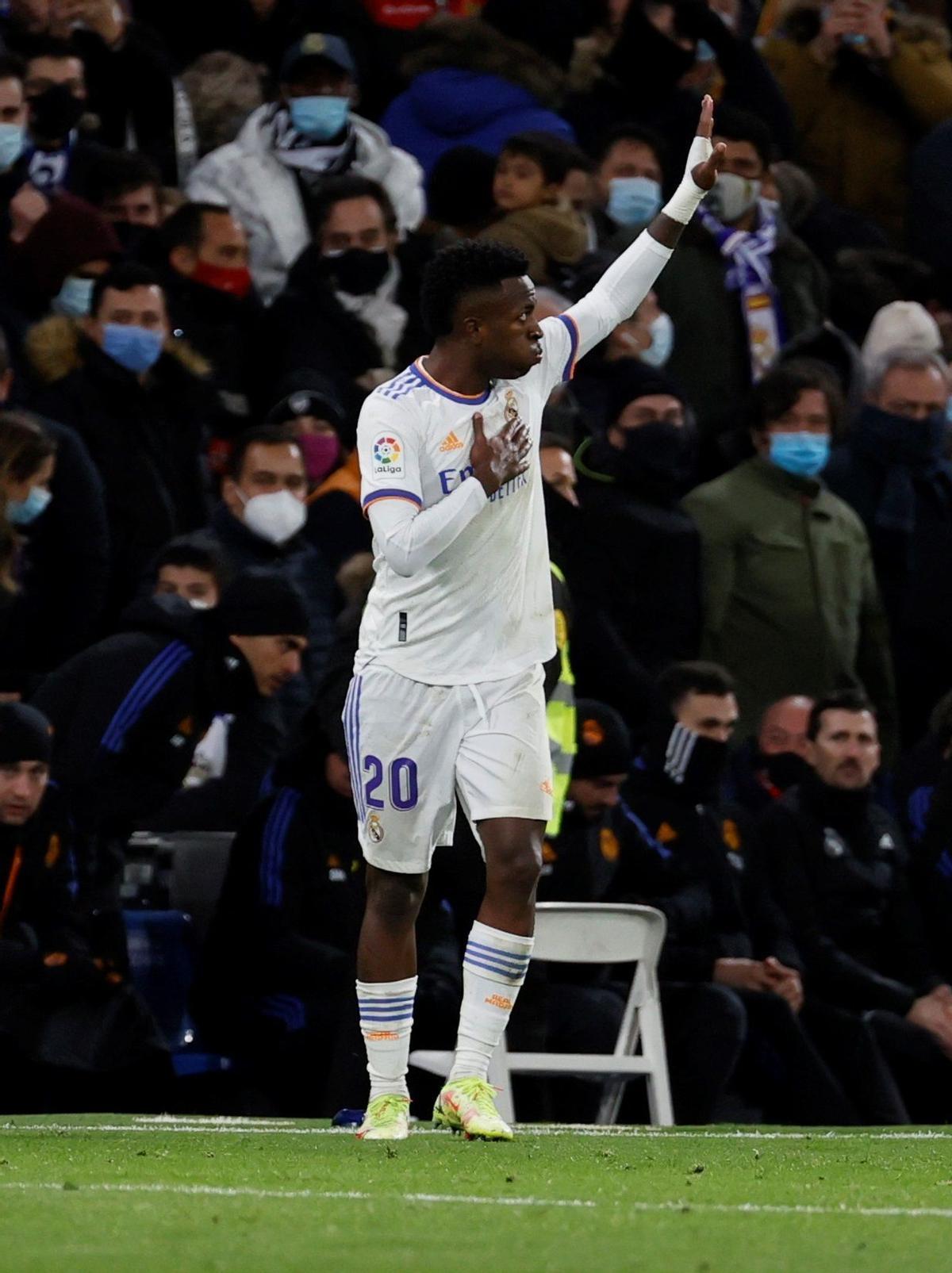 MADRID, 28/11/2021.- El delantero brasileño del Real Madrid, Vinicius Jr., celebra el segundo gol del equipo madridista durante el encuentro correspondiente a la decimoquinta jornada de primera división que disputan hoy domingo frente al Sevilla en el estadio Santiago Bernabéu, en Madrid. EFE / Ballesteros.