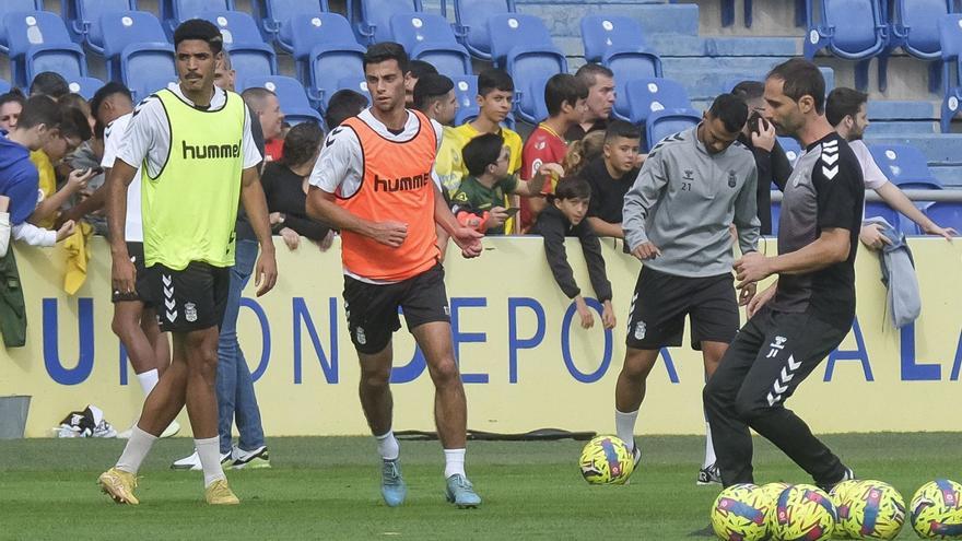Loiodice –con peto naranja– junto a Coco –izquierda- y Viera, durante el entrenamiento de ayer en el Estadio de Gran Canaria. | | JOSÉ CARLOS GUERRA