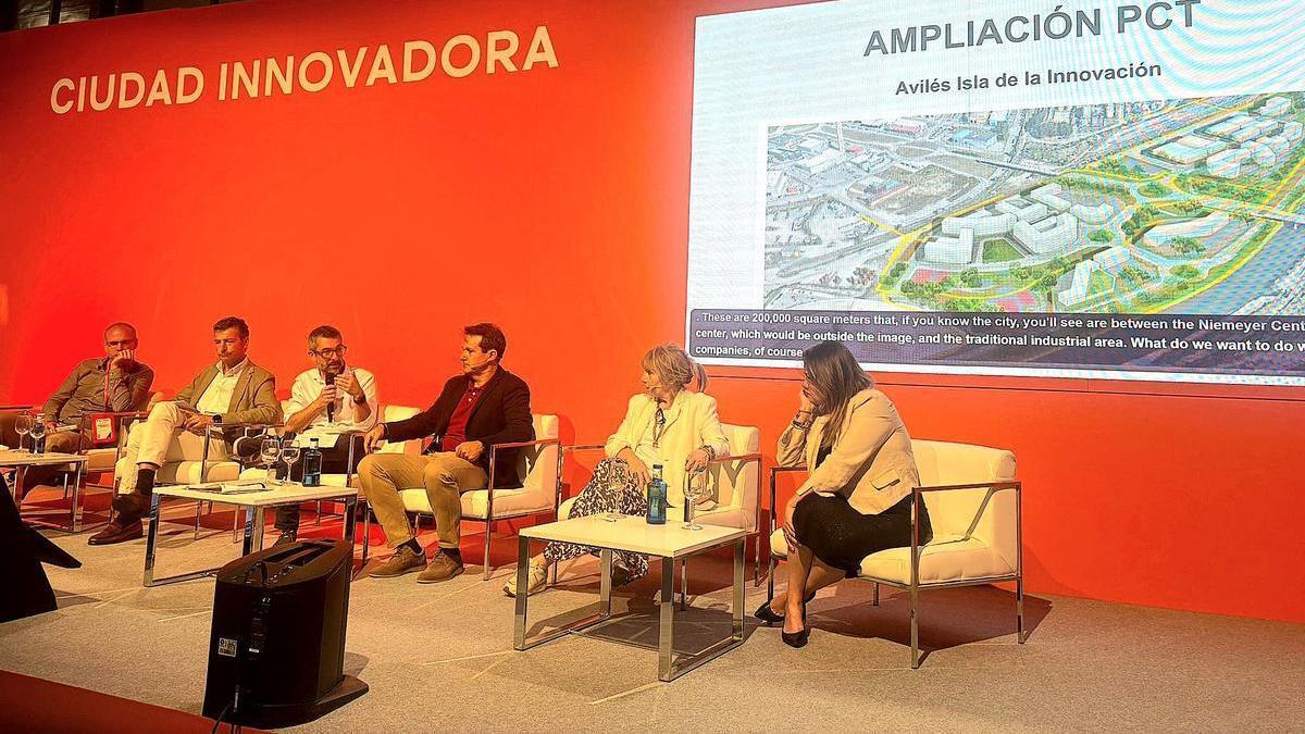 Manuel Campa, en el centro y con el micrófono, durante su ponencia en el Foro de las Ciudades celebrado en Madrid.