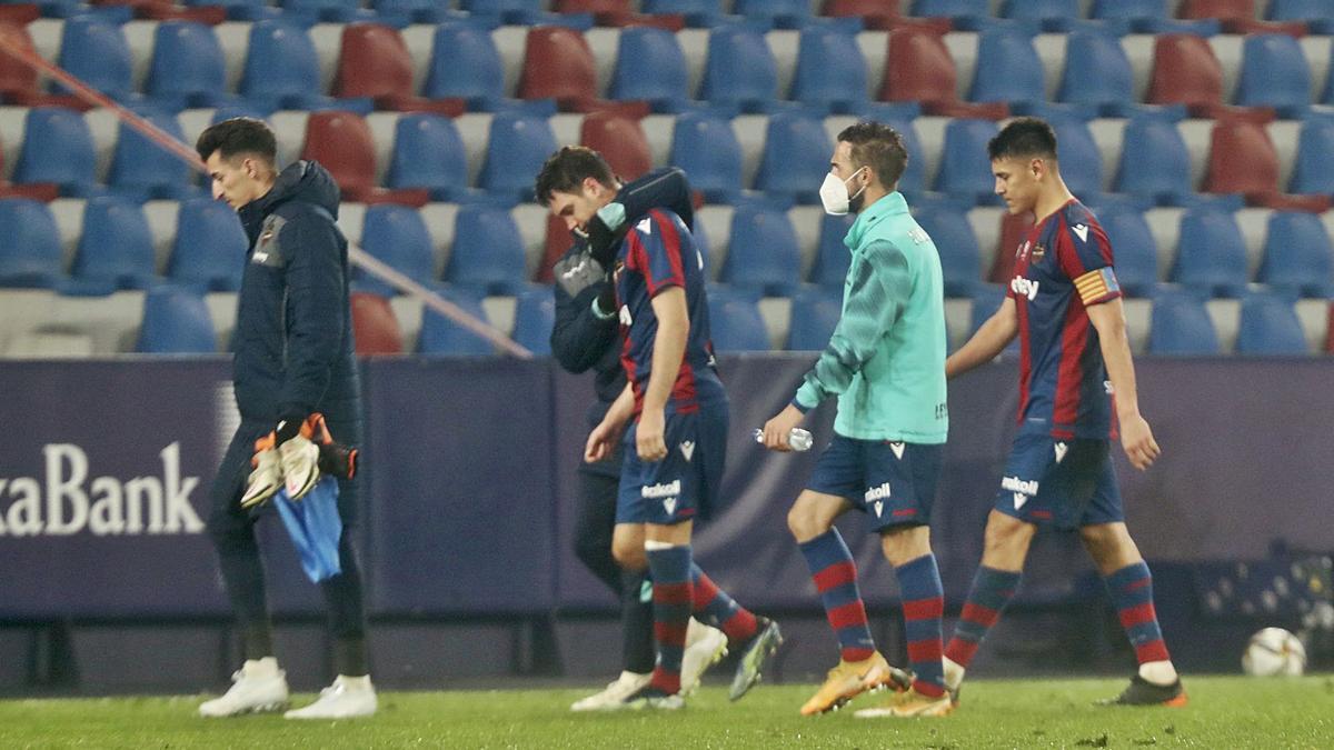 Los jugadores del Levante UD se retiran del campo cabizbajos tras la derrota en la semifinal de Copa el pasado jueves. | JM LÓPEZ