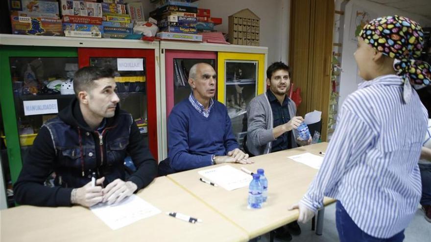 Cani, Cedrún y Paredes firman balones y se fotografían con los niños de Asponoa