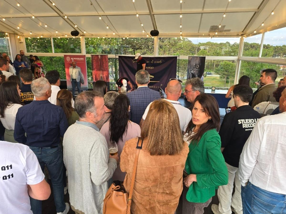La conselleira María Martínez Allegue acudió a la exhibición de «ronqueo» de atún rojo realizada por Novomar Arousa.