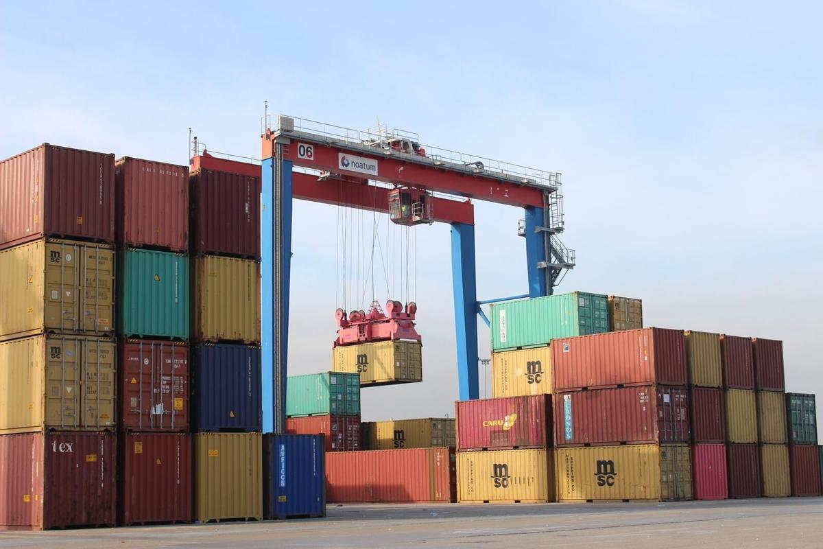 Zona dedicada al tránsito de contenedores en el recinto portuario de la capital costasoleña