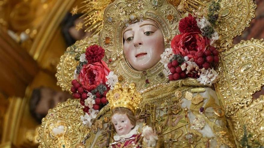 La Virgen del Rocío ataviada para la celebración de la Navidad.