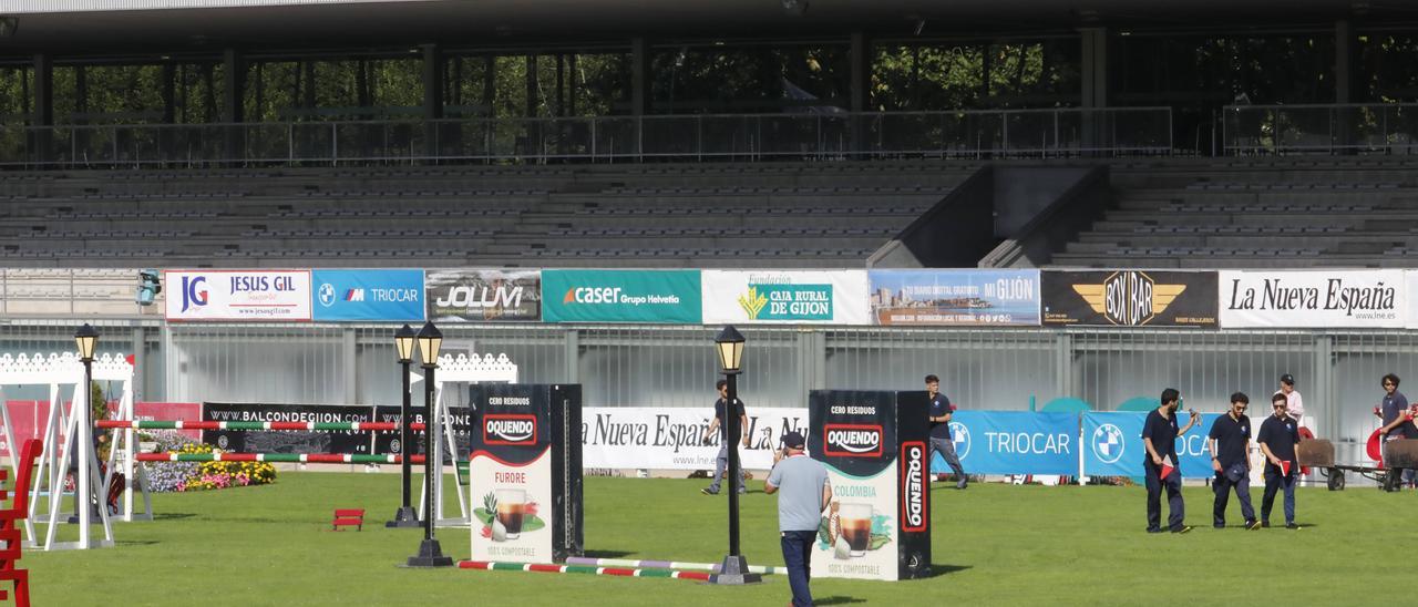 Operarios preparando en la tarde de ayer el recorrido de la prueba inicial del concurso.