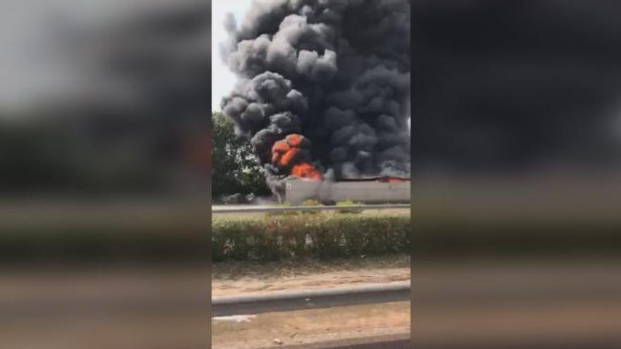 Espectacular incendio en una nave industrial de Guadassuar