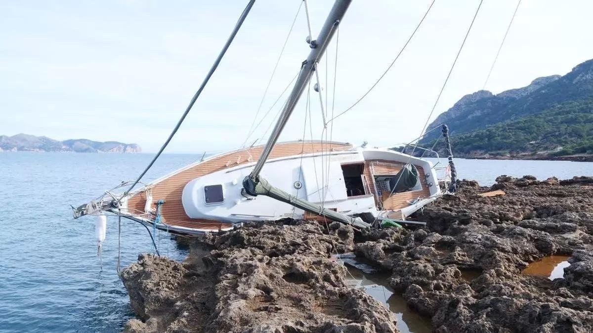 Das Segelboot liegt auf einem Felsen in Sa Ferradura.
