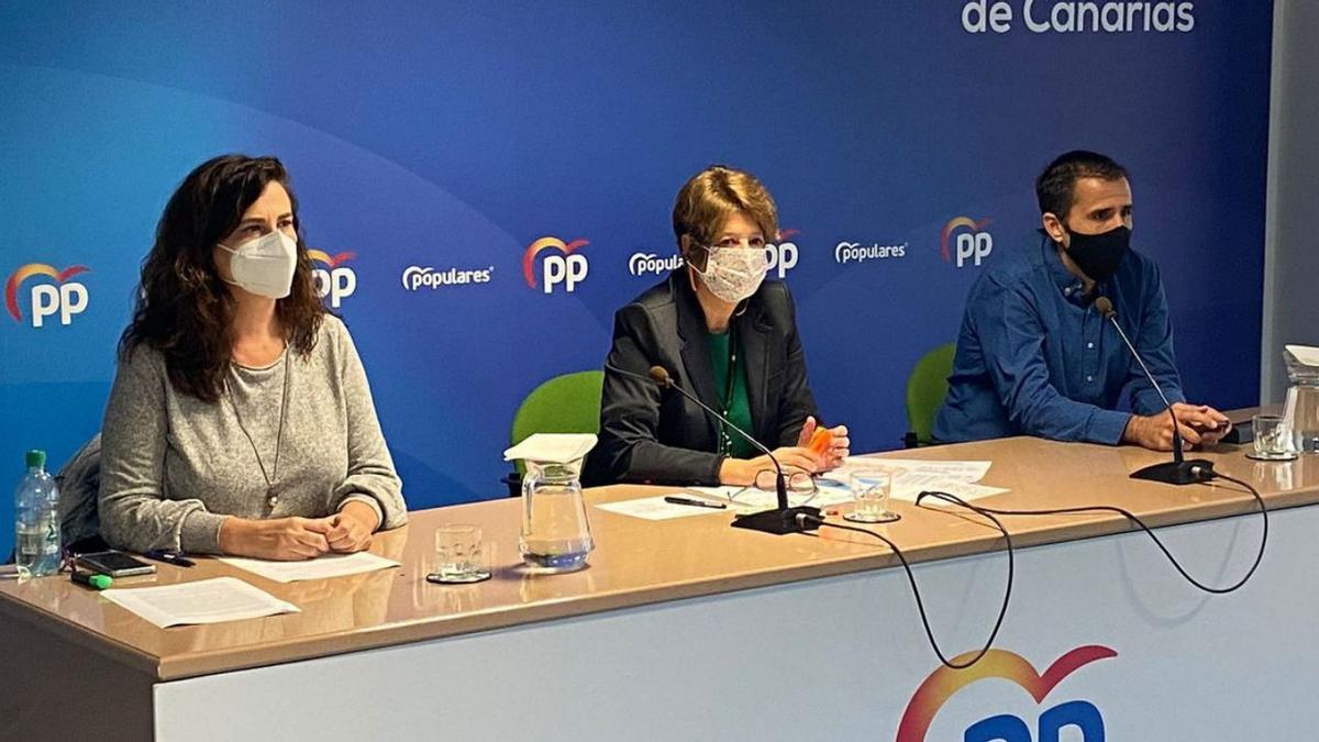 Rueda de prensa ayer del PP ayer con, de izquierda a derecha, Rosa Viera, Josefa Luzardo y Ángel Sabroso. | | LP/DLP