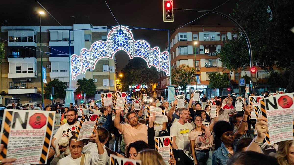 Protestas de los vecinos de El Cerro del Águila de Sevilla en su velá la semana pasada tras conocer los planes de construir un nuevo centro social en el barrio.