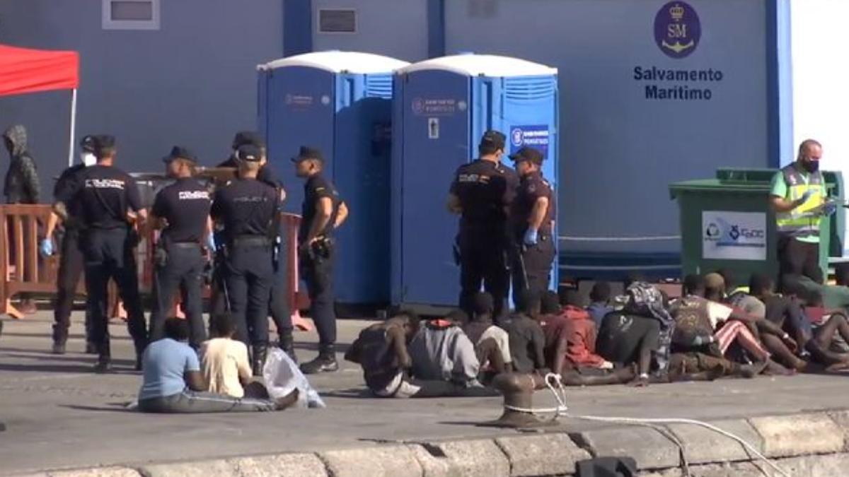 En Canarias hay 6.000 migrantes menores cuando la capacidad de acogida es de 2.000