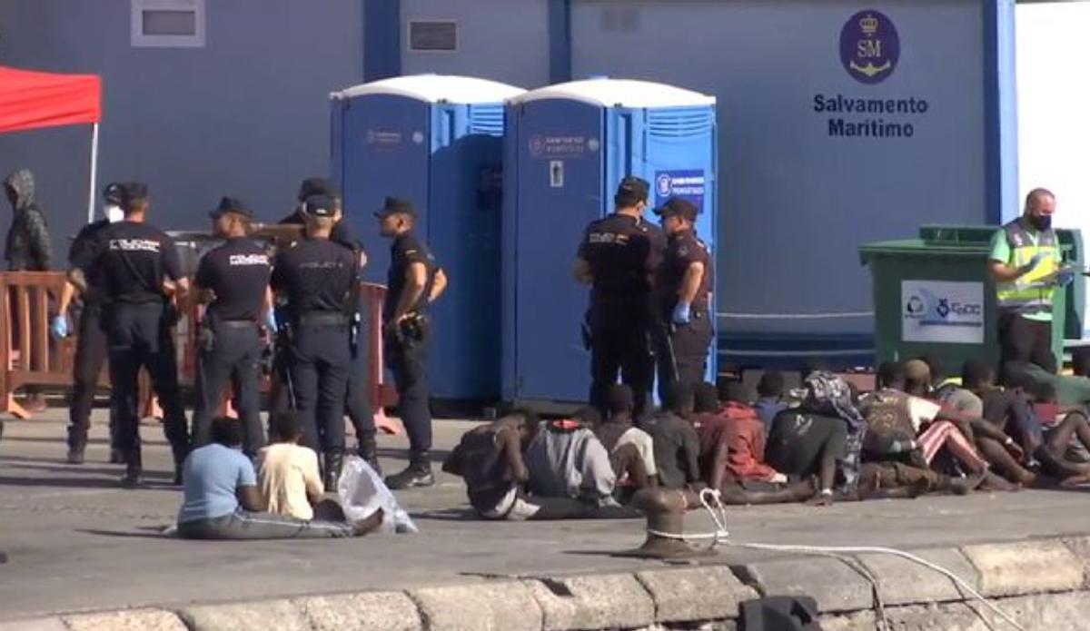 En Canarias hay 6.000 migrantes menores cuando la capacidad de acogida es de 2.000