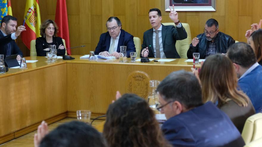 La polémica sobre el decreto del valenciano salió a relucir, ayer, en el pleno con el que el Ayuntamiento de Elda cerró el ejercicio 2019.