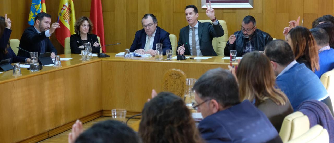 La polémica sobre el decreto del valenciano salió a relucir, ayer, en el pleno con el que el Ayuntamiento de Elda cerró el ejercicio 2019.