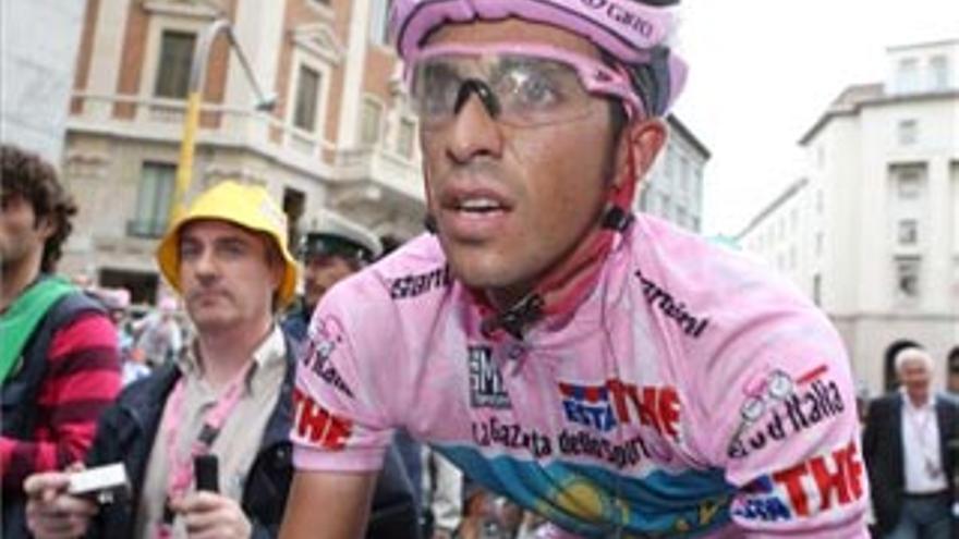 Contador resiste los ataques de Di Luca y Ricco y sigue líder