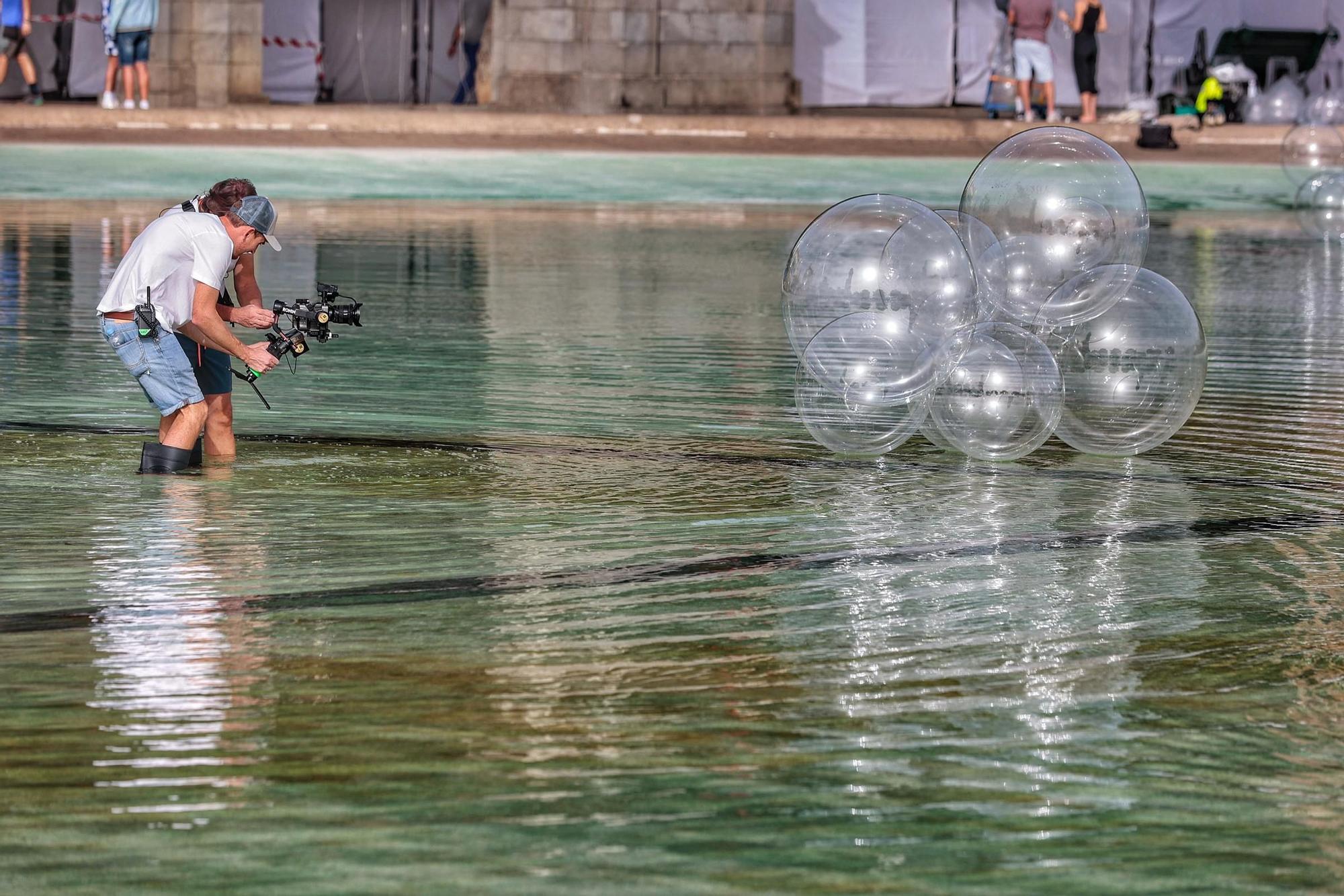 Burbujas gigantes en el lago de la plaza de España
