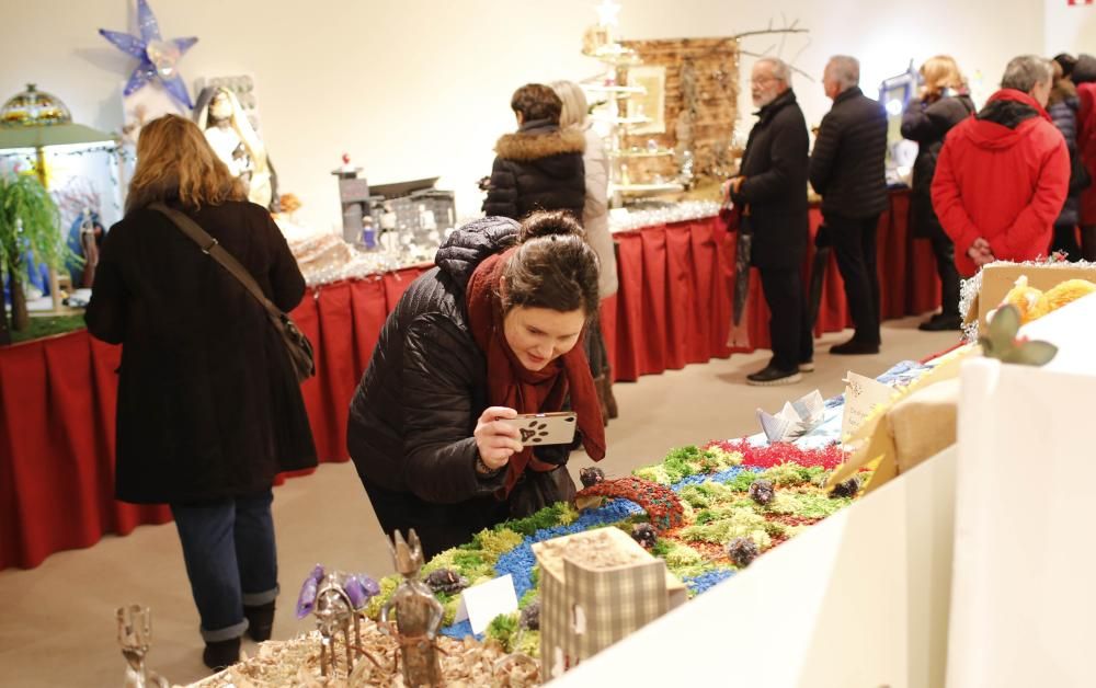 El público contempla los belenes de la exposición.