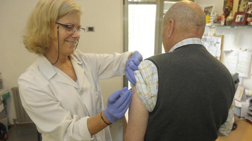 Una enfermera pone una vacuna a un paciente // V. ECHAVE