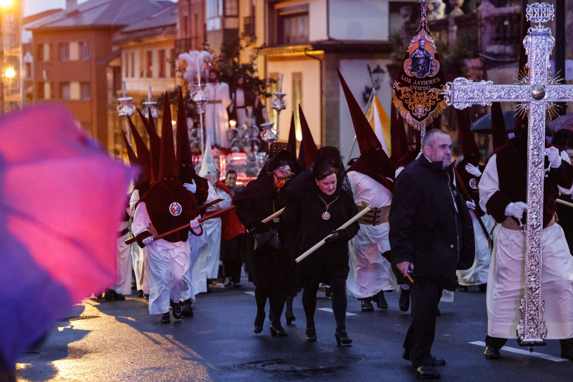 Iglesia de La Tenderina. Sale la procesión del Prendimiento