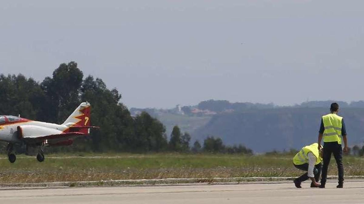 Una de las aeronaves despegando del Aeropuerto de Asturias.