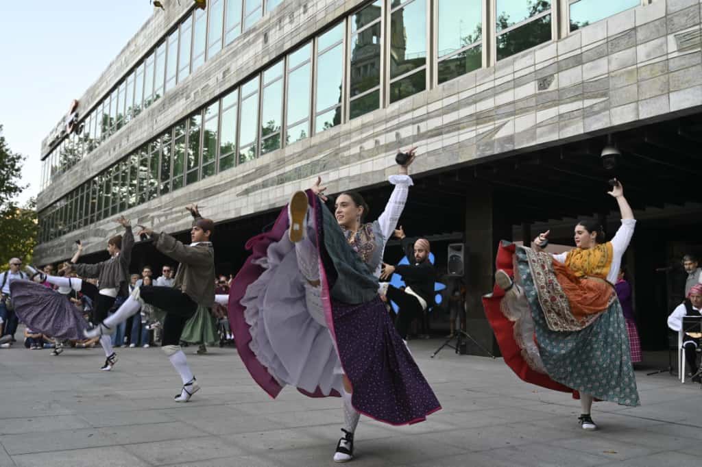 EN IMÁGENES | Actuación del grupo Otero del Cid que se ha hecho viral con la versión jotera de La Morocha