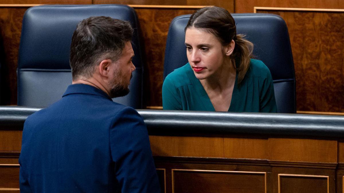 La ministra de Igualdad, Irene Montero, conversa con el portavoz de ERC, Gabriel Rufián, a su llegada al pleno del Congreso de los Diputados.