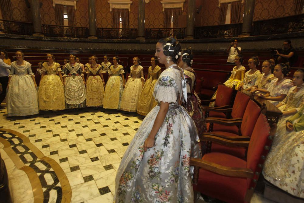 Las cortes de honor ensayan la proclamación de las falleras mayores