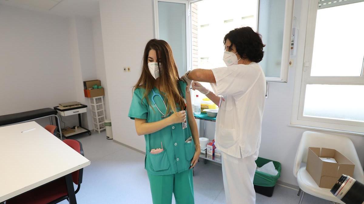 Inicio de la campaña de vacunación de los sanitarios.