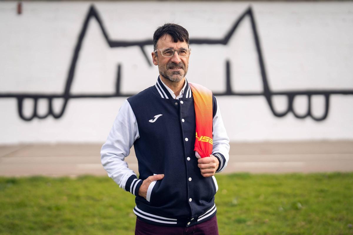Jesús Ángel García Bragado posando para EL PERIÓDICO en el Parc Fluvial del Besòs, en Santa Coloma de Gramenet.