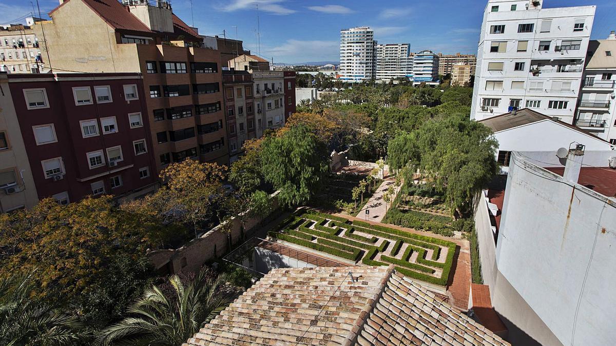 Vista desde la alquería Julià de su jardín, donde se ha recuperado el laberinto, la glorieta y la terraza con pavimento medieval. | LEVANTE-EMV