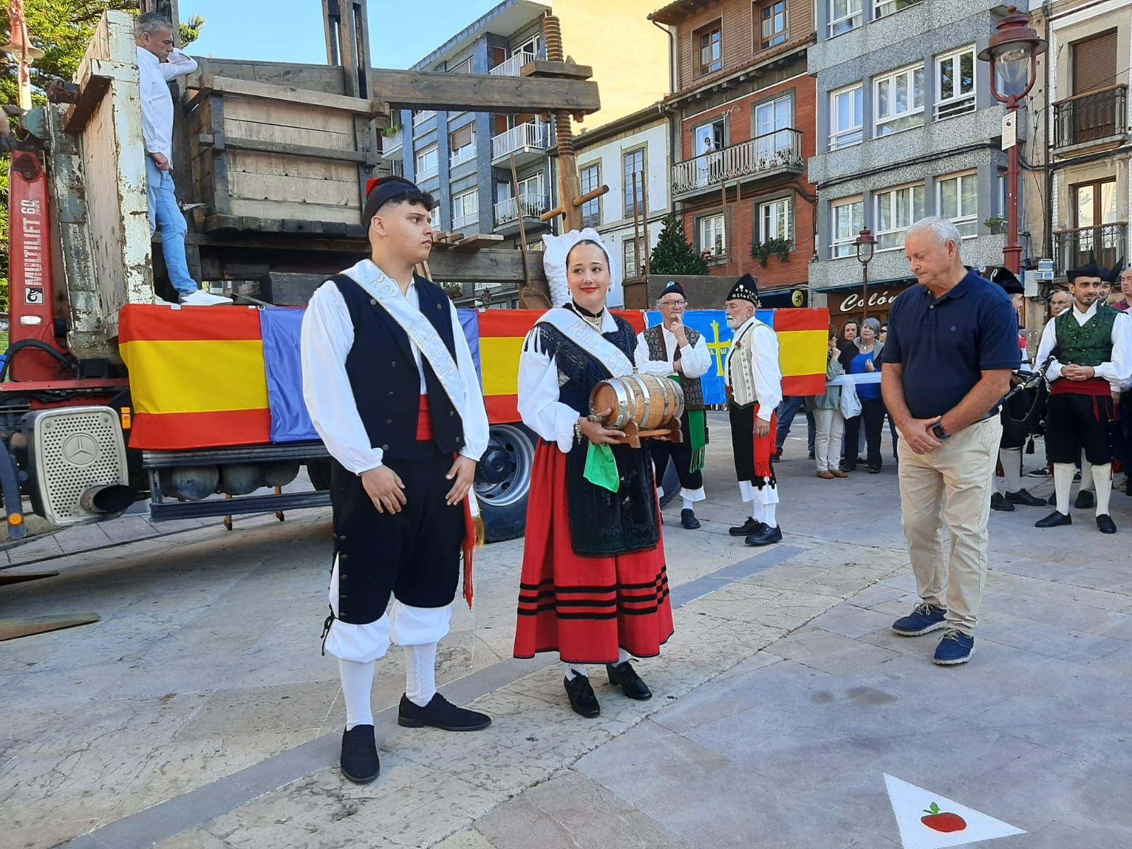 Villaviciosa ofrece el primer mosto a la Portalina: así ha sido el acto seguido de un desfile de carrozas