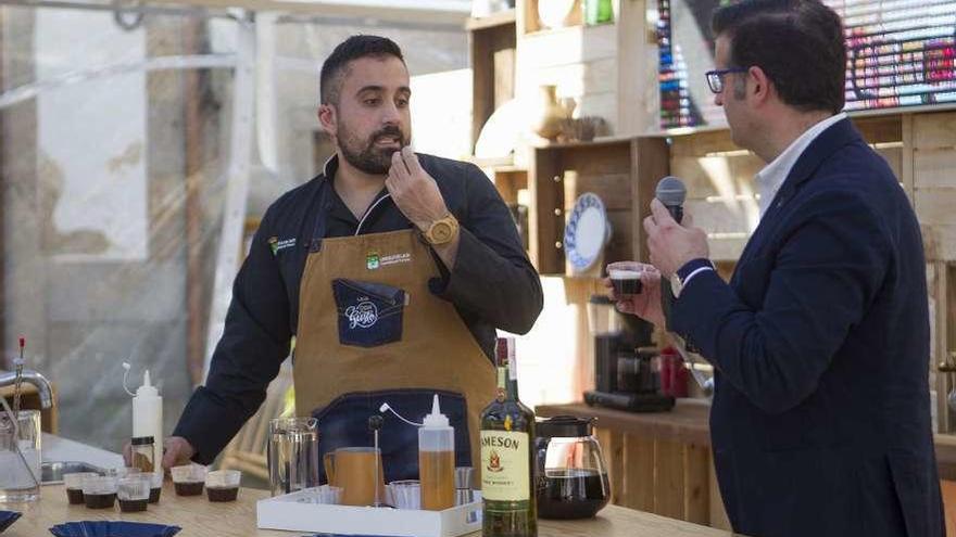 El público sigue las explicaciones del cocinero Diego López. // Bernabé/Ana Agra