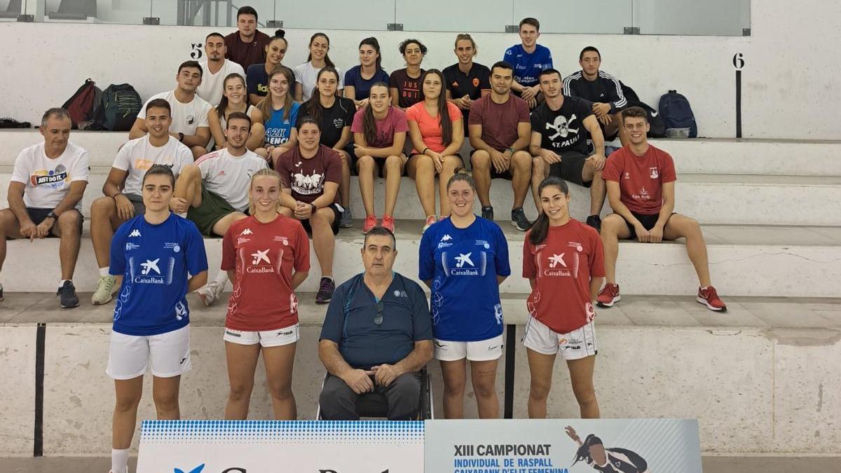 Foto de família amb els alumnes de la universitat.