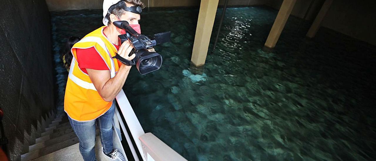 Muestra del llenado de agua en el depósito de Arenales, ayer. | ANTONIO AMORÓS