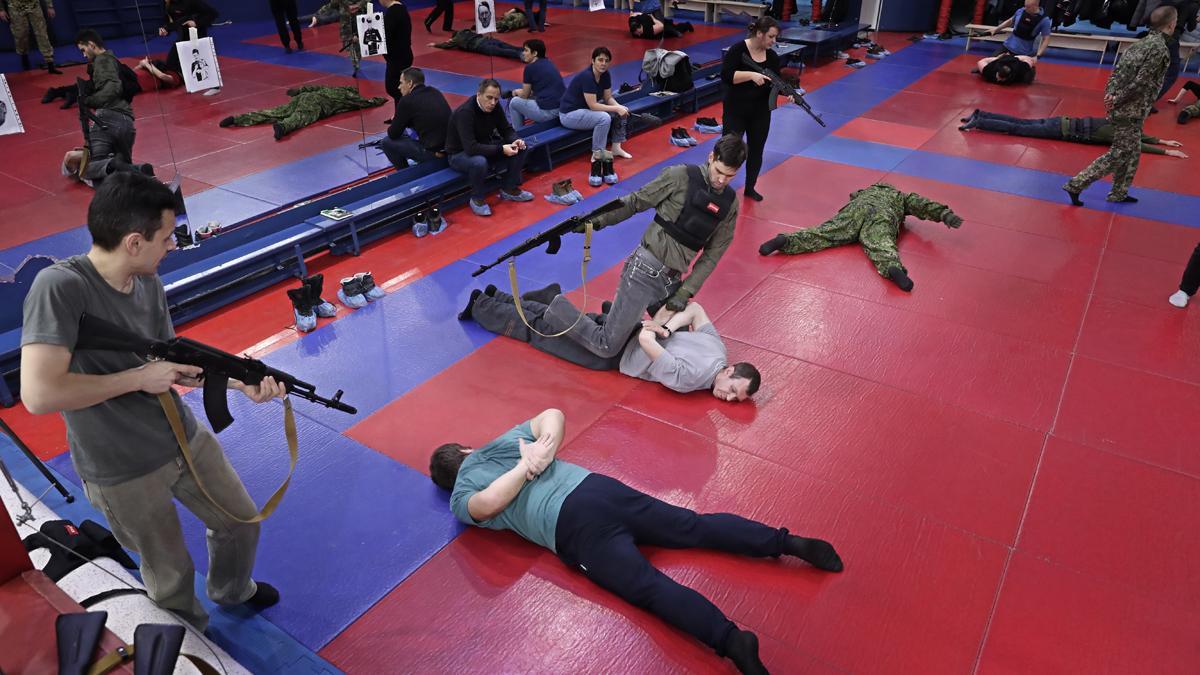 Ciudadanos de Moscú participan en un entrenamiento militar en el club militar-patriótico Yaropolk en Krasnogorsk