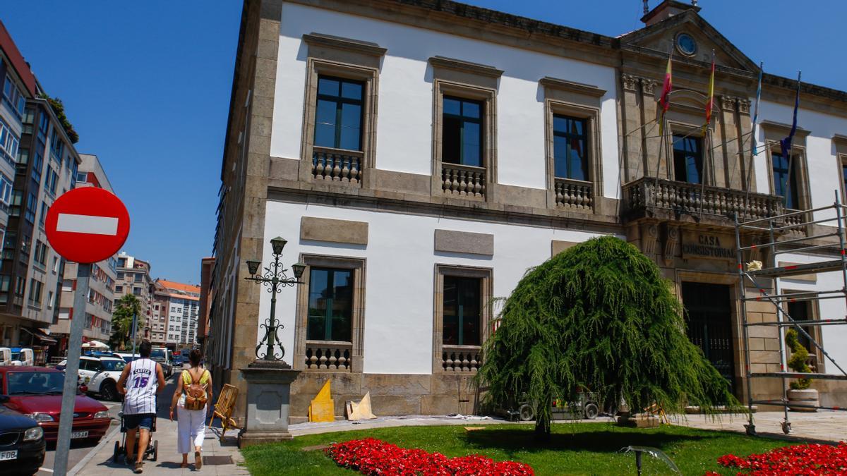 Fachada de la Casa Consistorial de Vilagarcía, en la plaza de Ravella