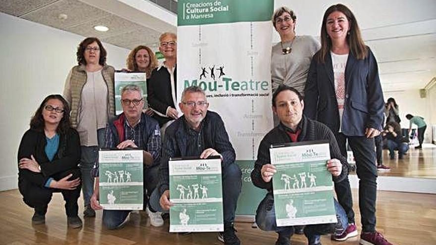 Dretes, Dolors Garzón, d&#039;Ampans; Teti Canal, coordinadora; Mercè Rosich, regidora de Cohesió Social; Anna Crespo, regidora de Cultura i Joventut, i Àngels Santolària, regidora de Cooperació. Ajupits, Mònica Martínez, del Peguera; Joan Barbé, d&#039;Ampans; Josep Soler, dels Carlins, i Joan Carles Gimeno, de Mosaic