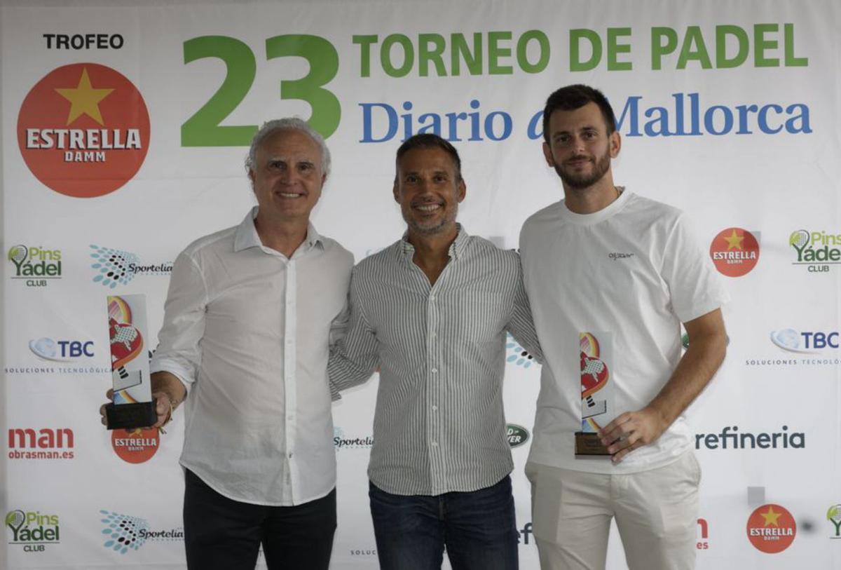 Joan Seguí y Javi Clar posan con Fernando Ramírez. | GUILLEM BOSCH