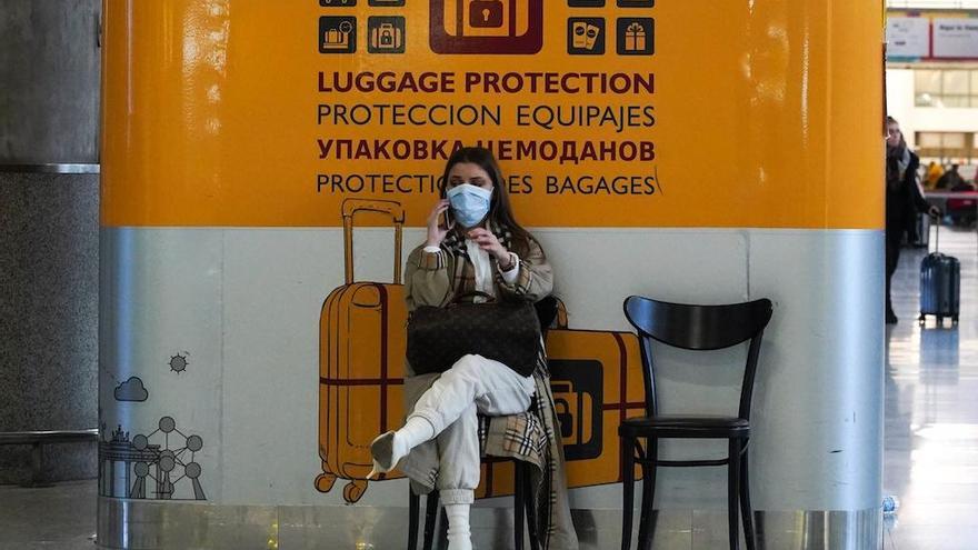 Una joven habla por teléfono en el aeropuerto.