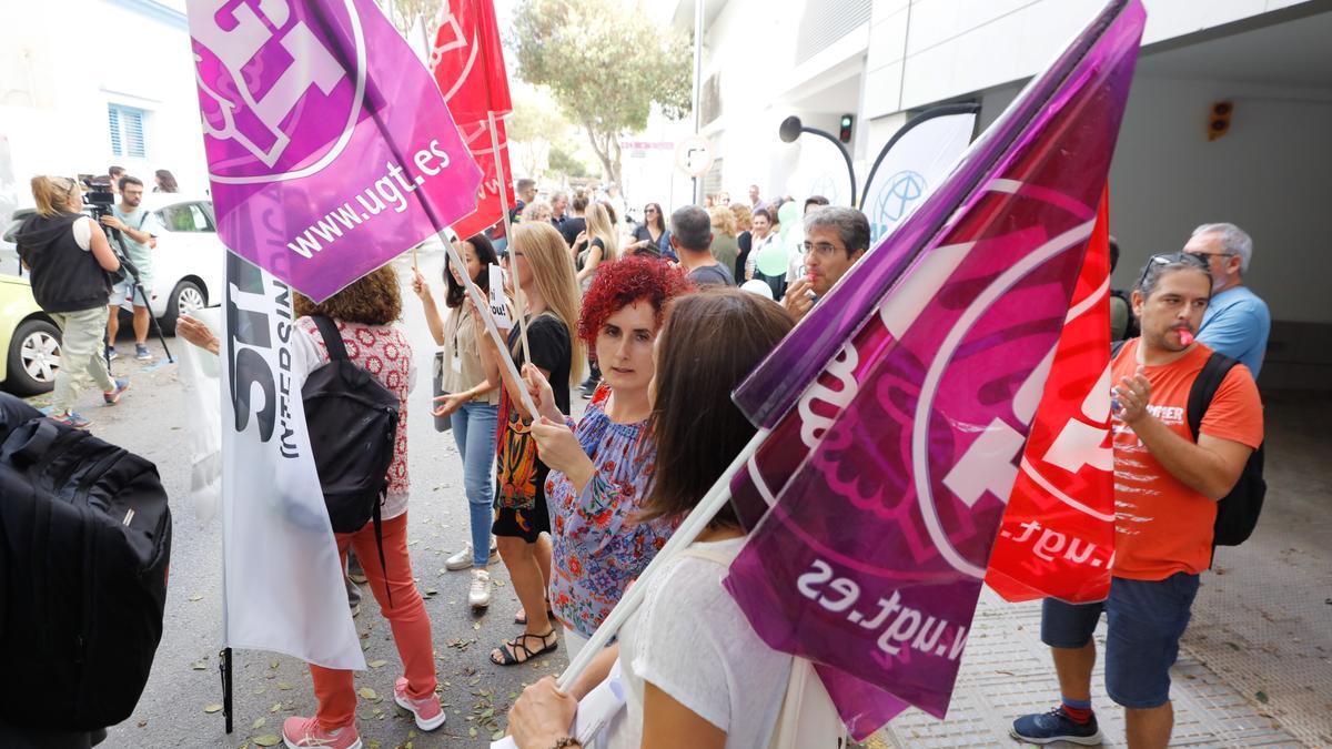 Los profesores de Ibiza protestan frente a la Delegación de Educación.