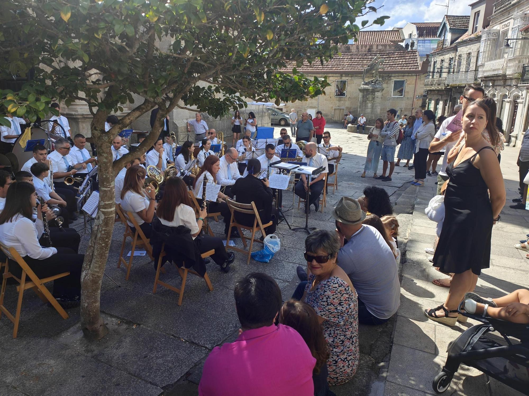 Astarot reúne a 4.000 personas en Cangas y Noname Djs abarrotan laa explanada de Ojea