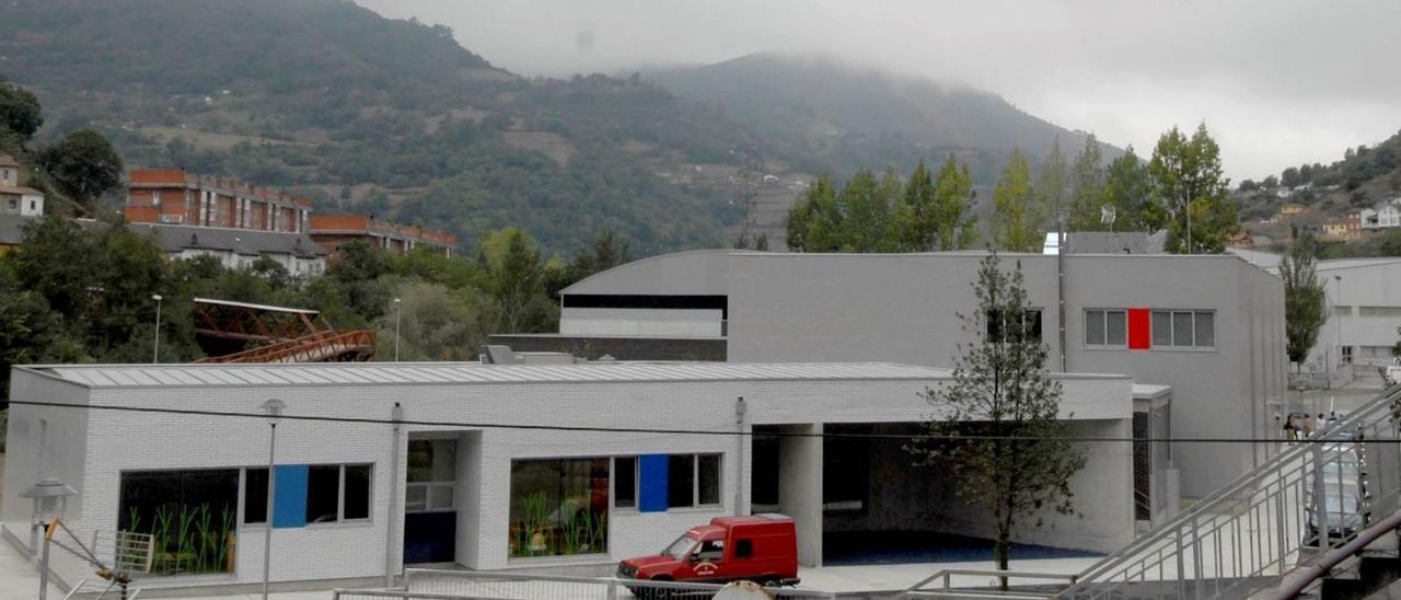 El colegio de Moreda, uno de los centros donde se instalarán placas solares para poner en marcha la comunidad energética que ayudará a las familias en riesgo de pobreza de Aller. | LNE