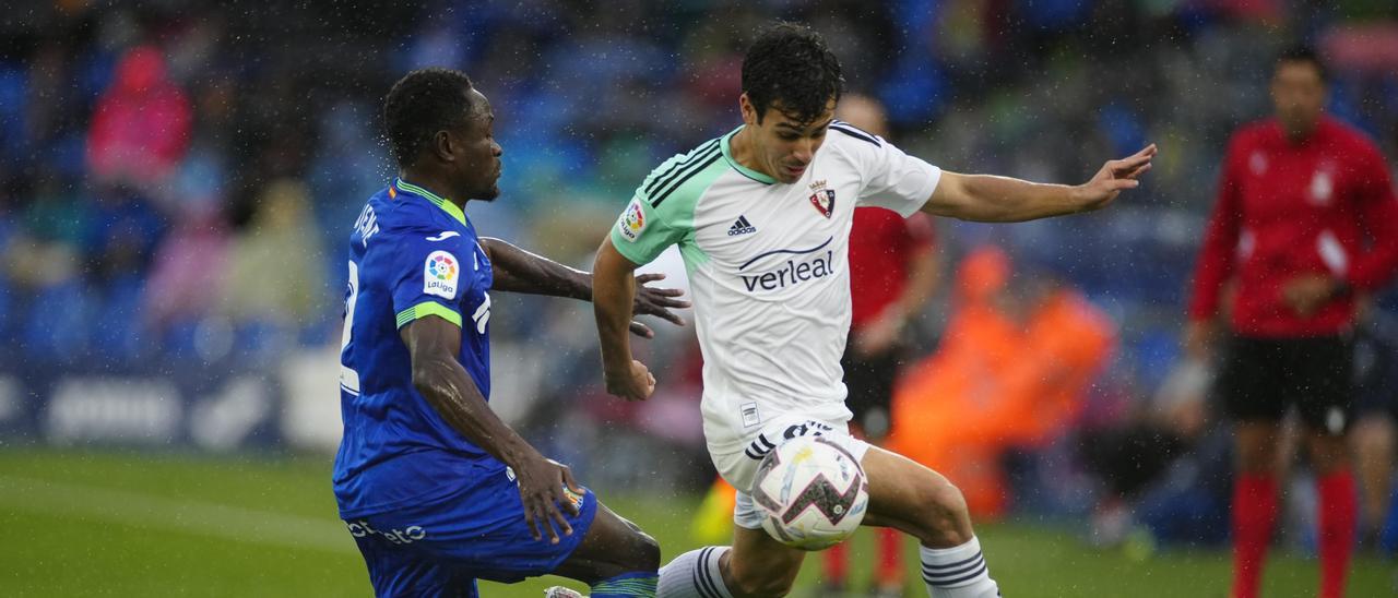 Manu Sánchez disputa el balón ante Djene Dakoman en un Osasuna-Getafe.