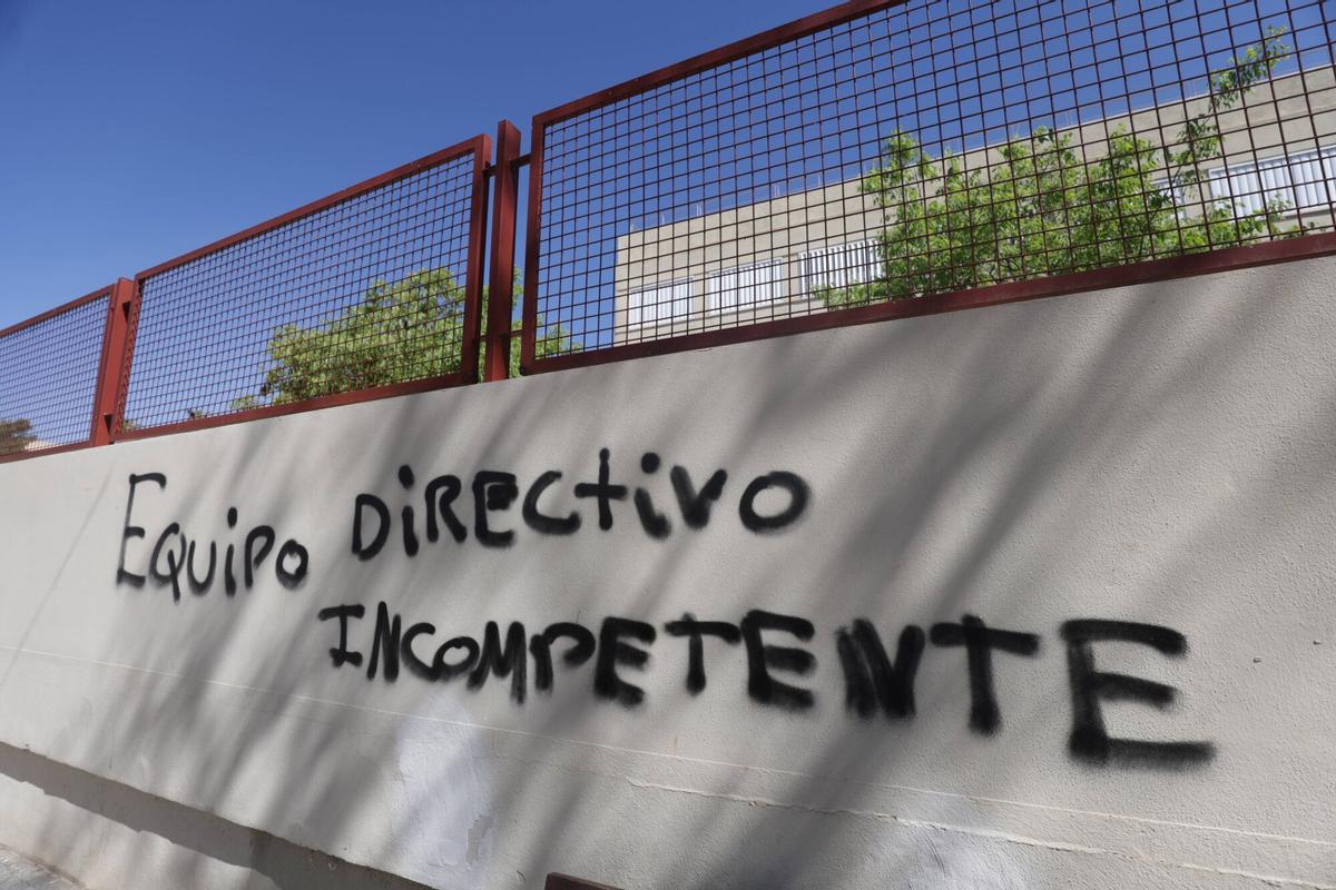 Aparecen nuevas pintadas contra la dirección del colegio público del Molinar