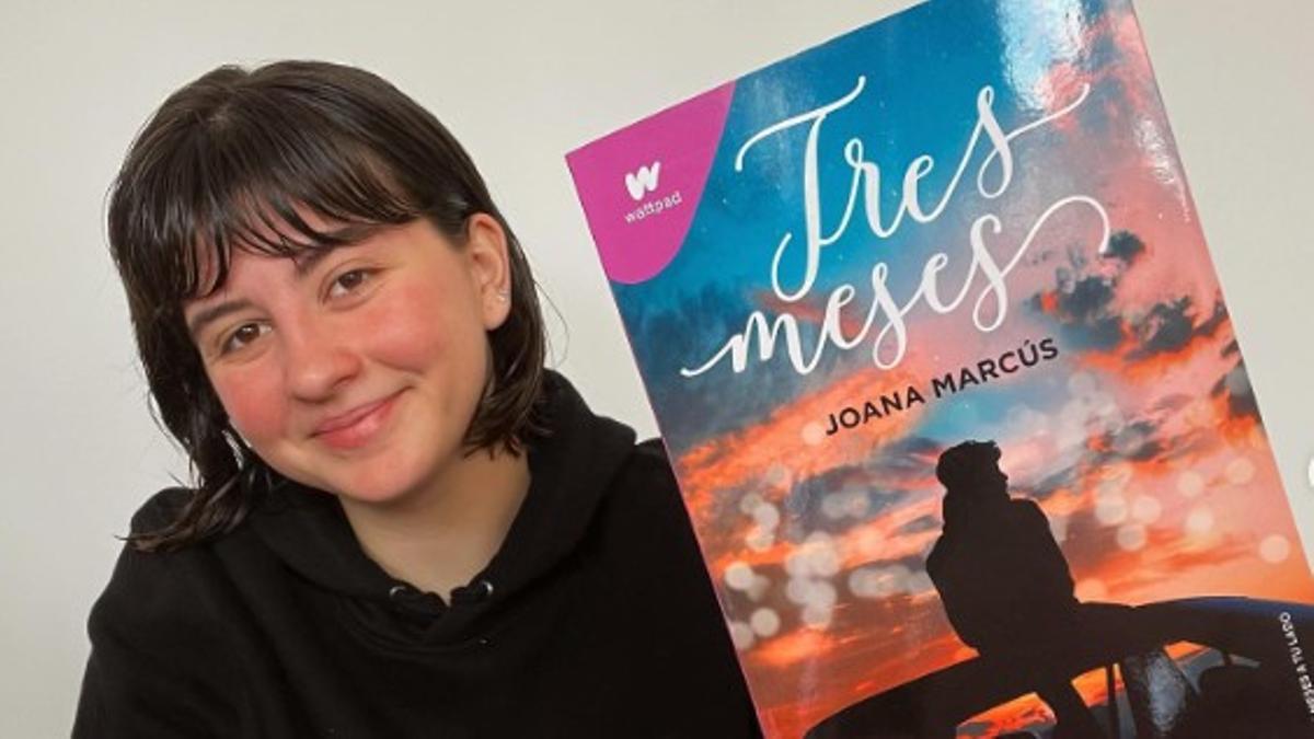 Joana Marcús posa con su nuevo libro 'Tres Meses', tras el éxito de su primera saga.