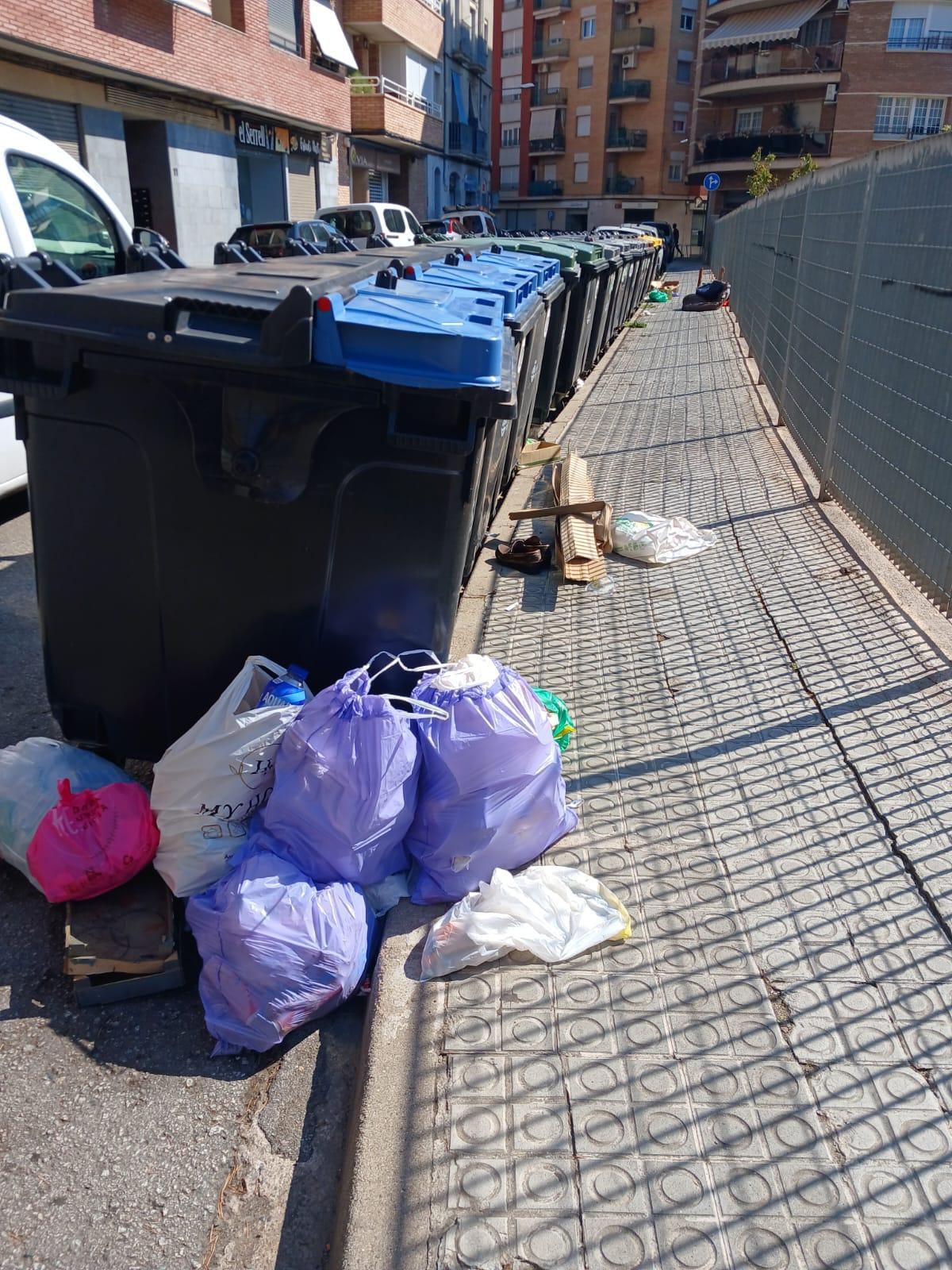 Queixes veïnals entorn de la Casa Caritat de Manresa per brutícia i incivisme Queixes veïnals entorn de la Casa Caritat de Manresa per brutícia i incivisme