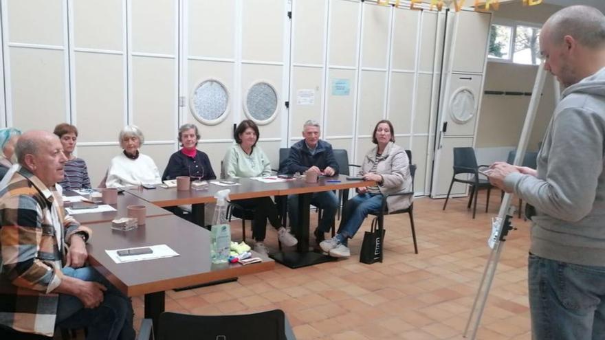 Mayores de sesenta años participan en Iñás en un curso de alfabetización digital para adultos